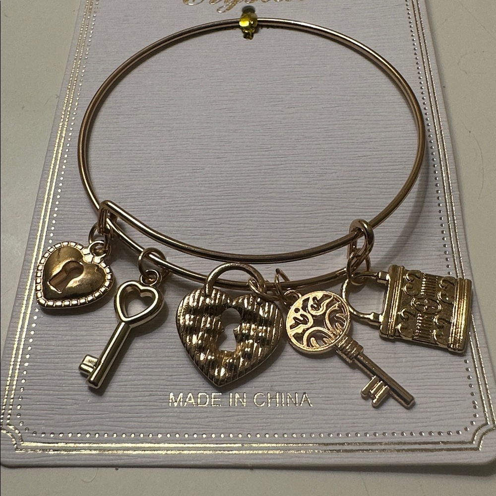 Gold Charm Bracelet with Heart and Key Pendants - Picture 7 of 7